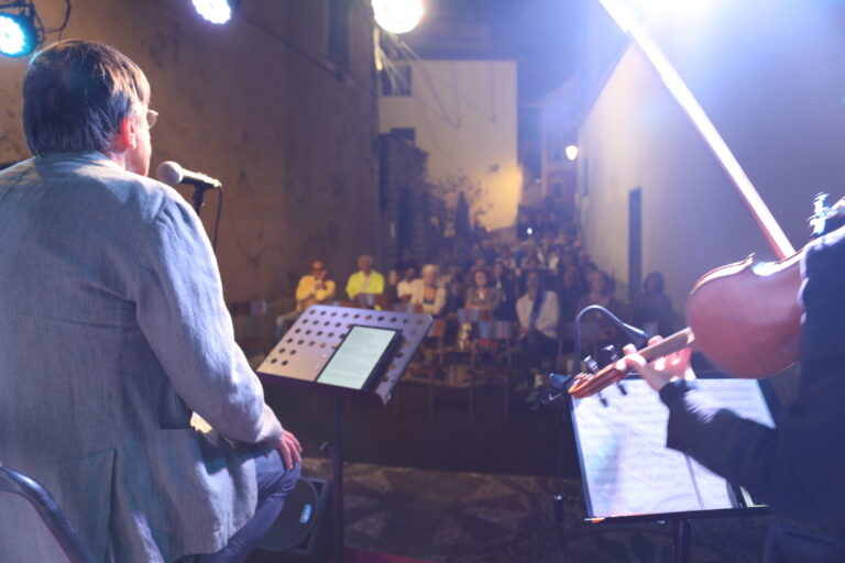 Il pubblico rapito dal canto di Cambri