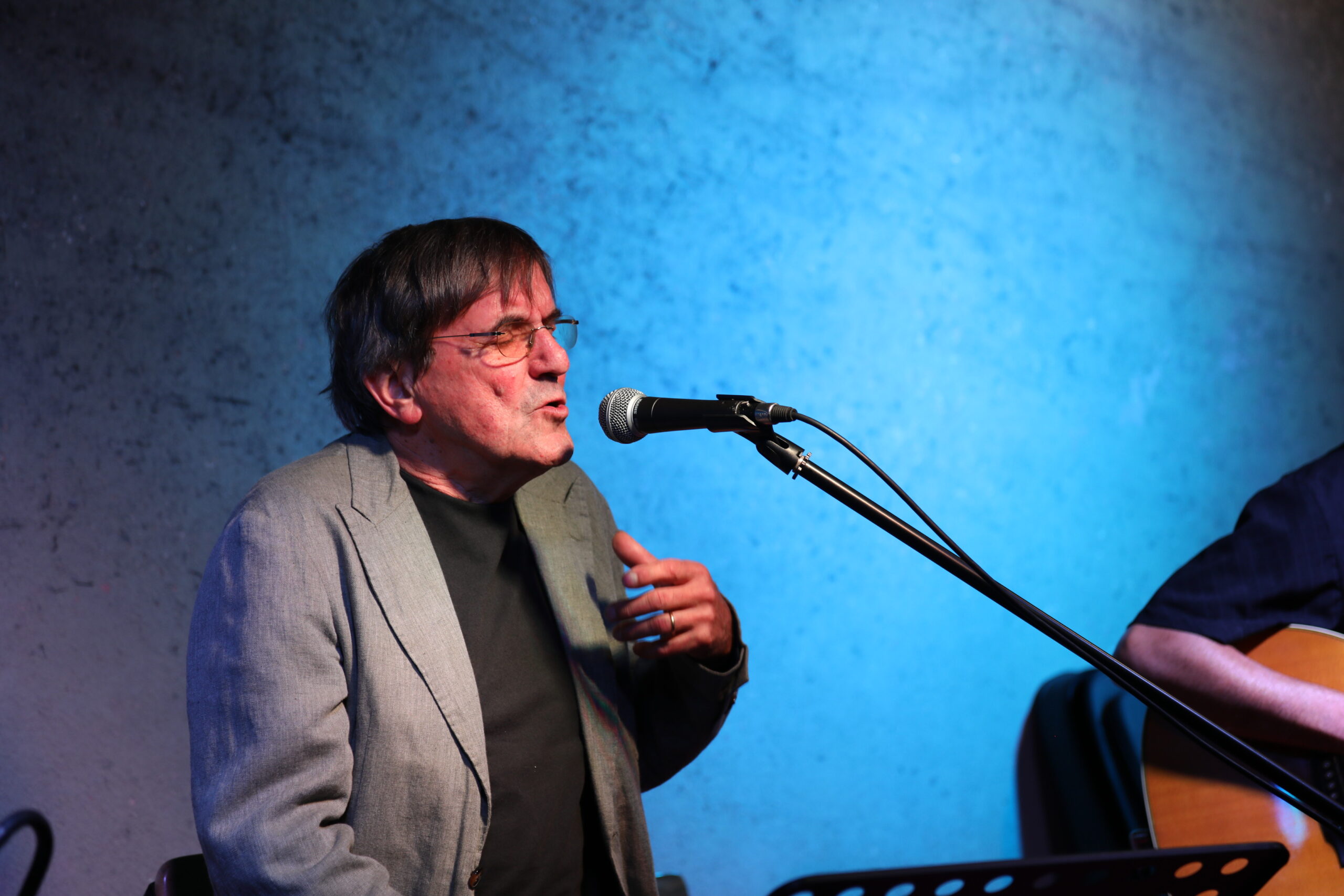 Primo piano di Marco Cambri durante l'esibizione